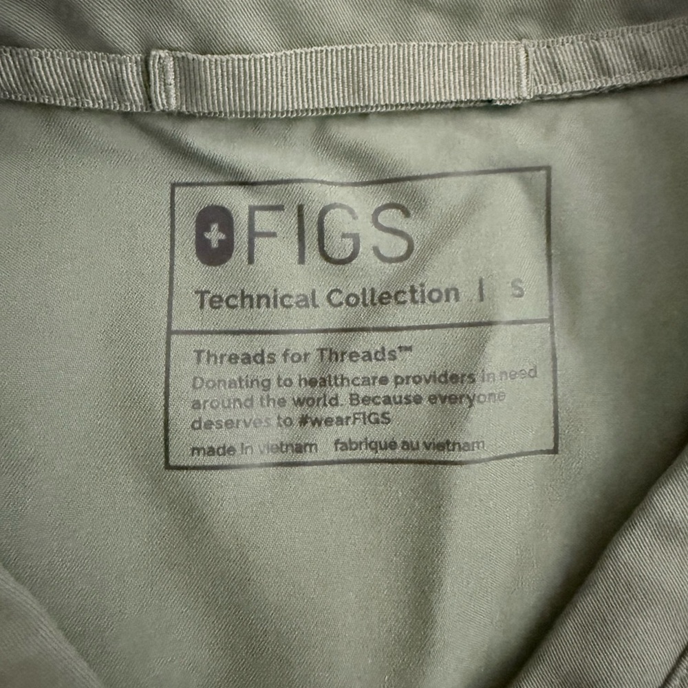 FIGS Olive Technical Collection Top - Picture 4 of 11